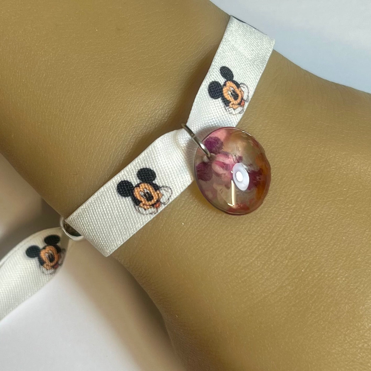Bracelet en tissu blanc imprimé Mickey avec charm assorti et fermeture réglable – Kokoha