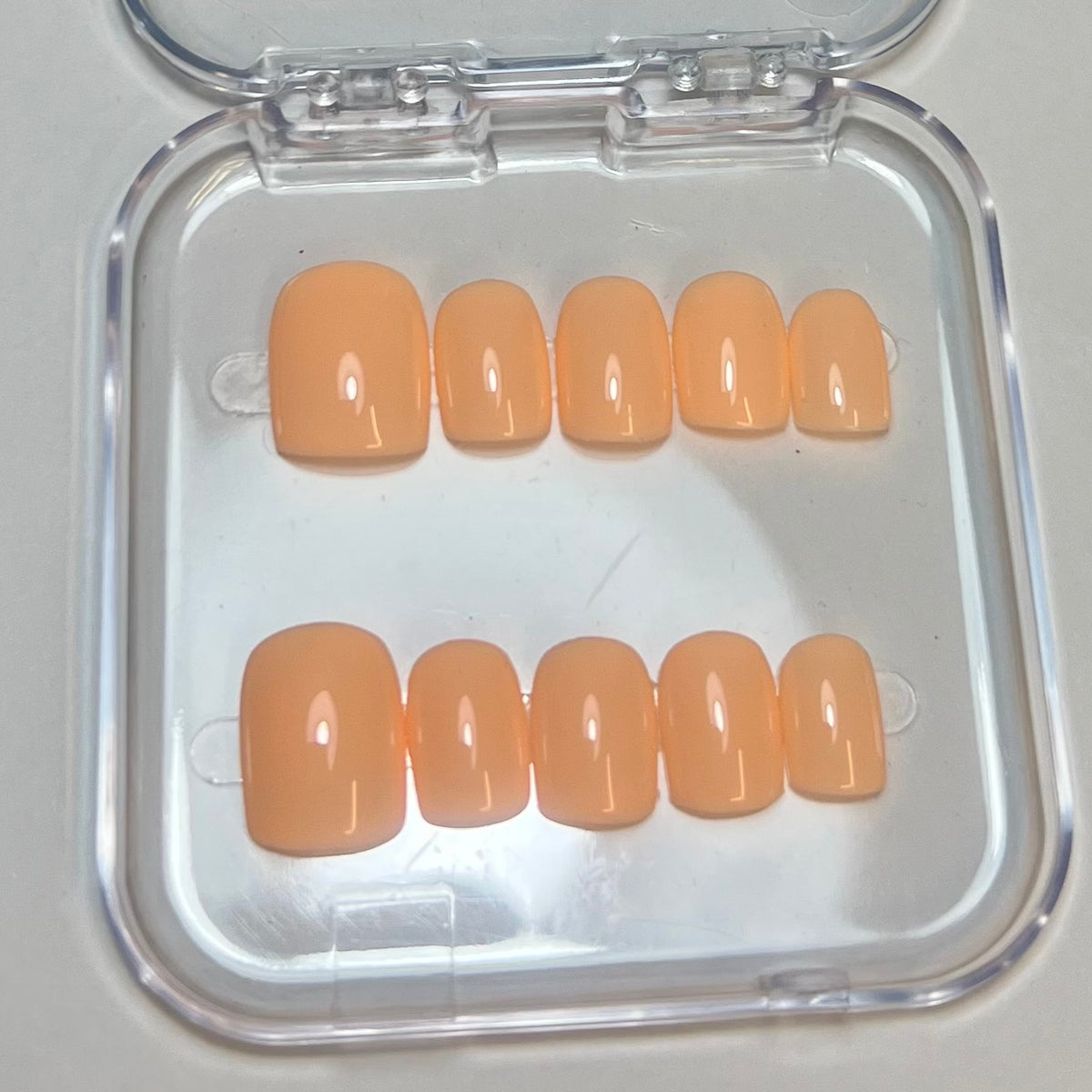 Press On Nails Kokoha modèle 005 carré court orange corail pastel dans leur boîte