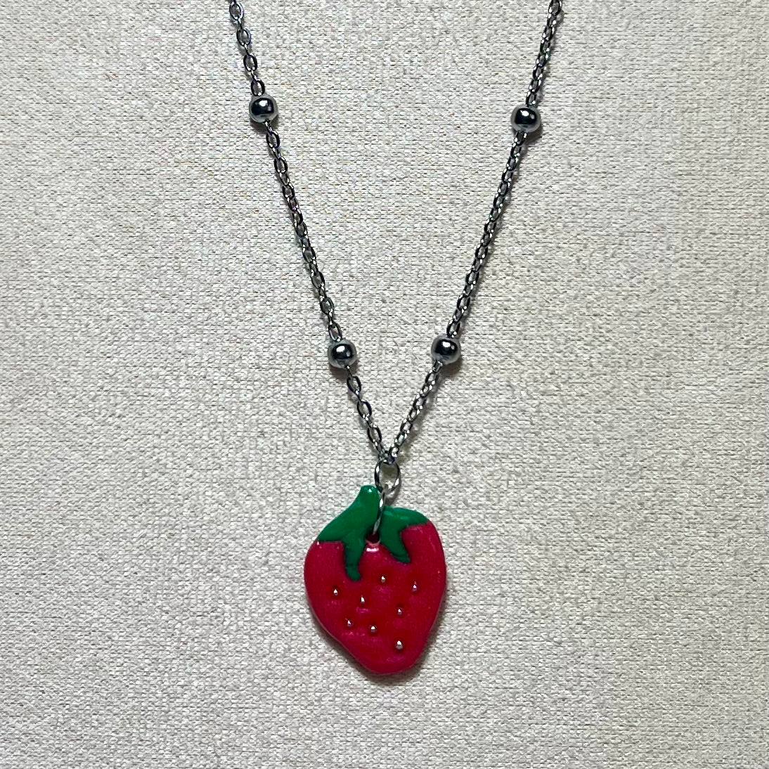 Collier fraise argenté fruité artisanal