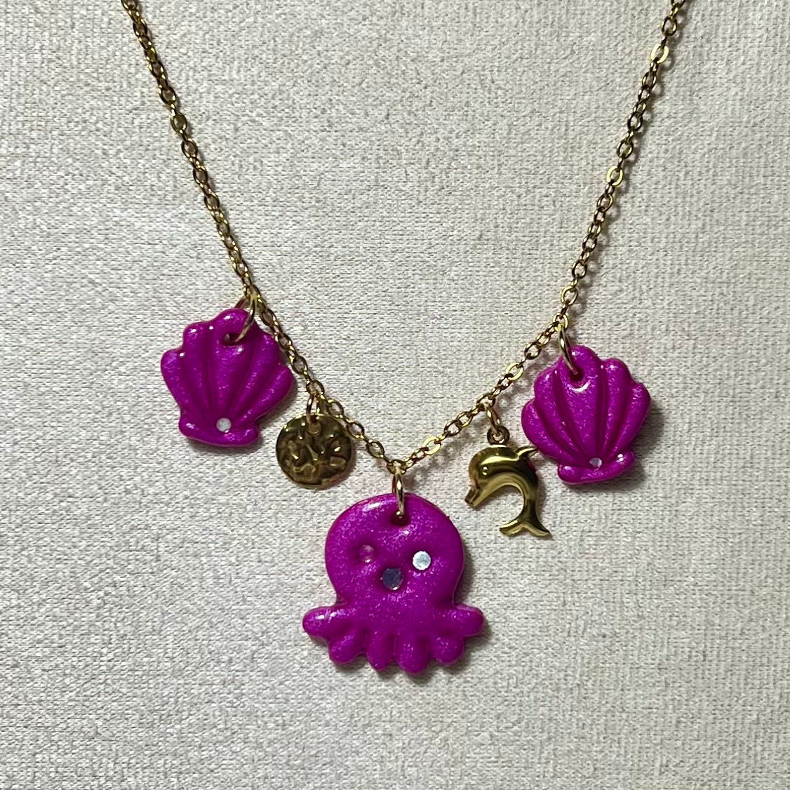 Collier Poulpy – Bijou marin fait main en acier inoxydable et pâte polymère métallisée (4 coloris)