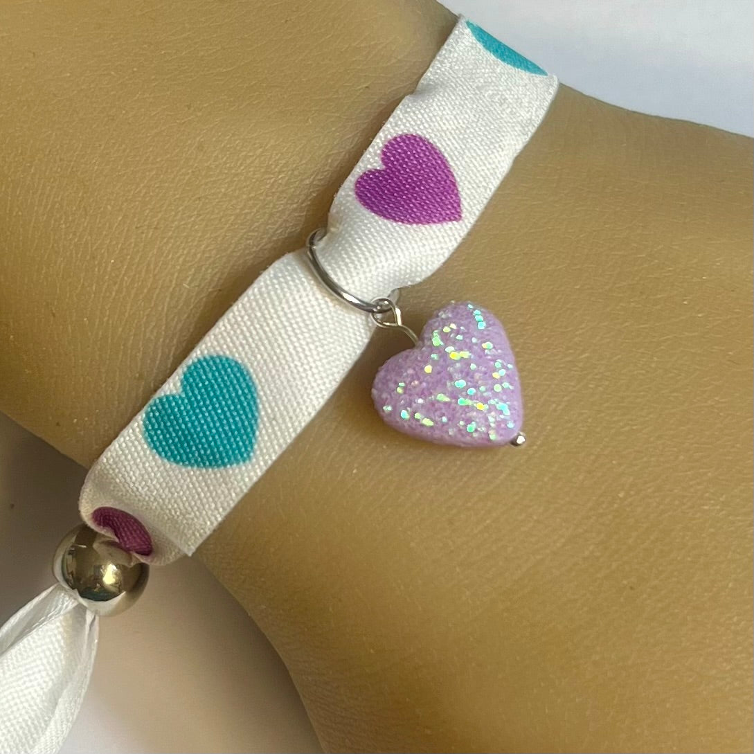 Bracelet en tissu blanc à motifs cœurs multicolores avec charm cœur violet pailleté – Kokoha
