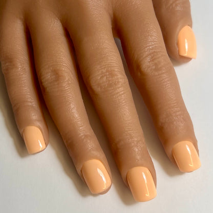 Press On Nails Kokoha modèle 005 carré court orange corail pastel portés sur les ongles