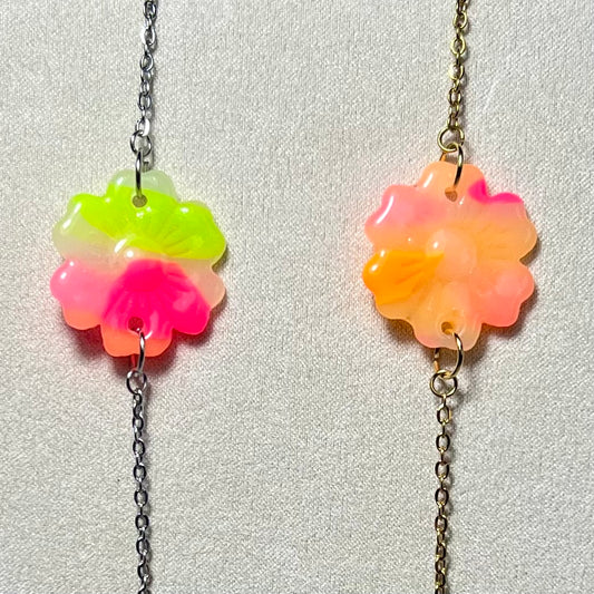Bracelet Fluo – Acier inoxydable et pâte polymère | Fleur translucide fluo