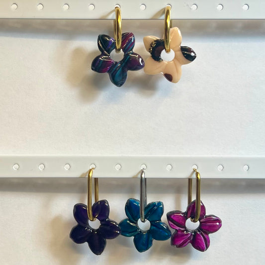 Pampilles Moana (25mm) – Fleurs de tiaré en pâte polymère (vendues par paires, sans créoles)