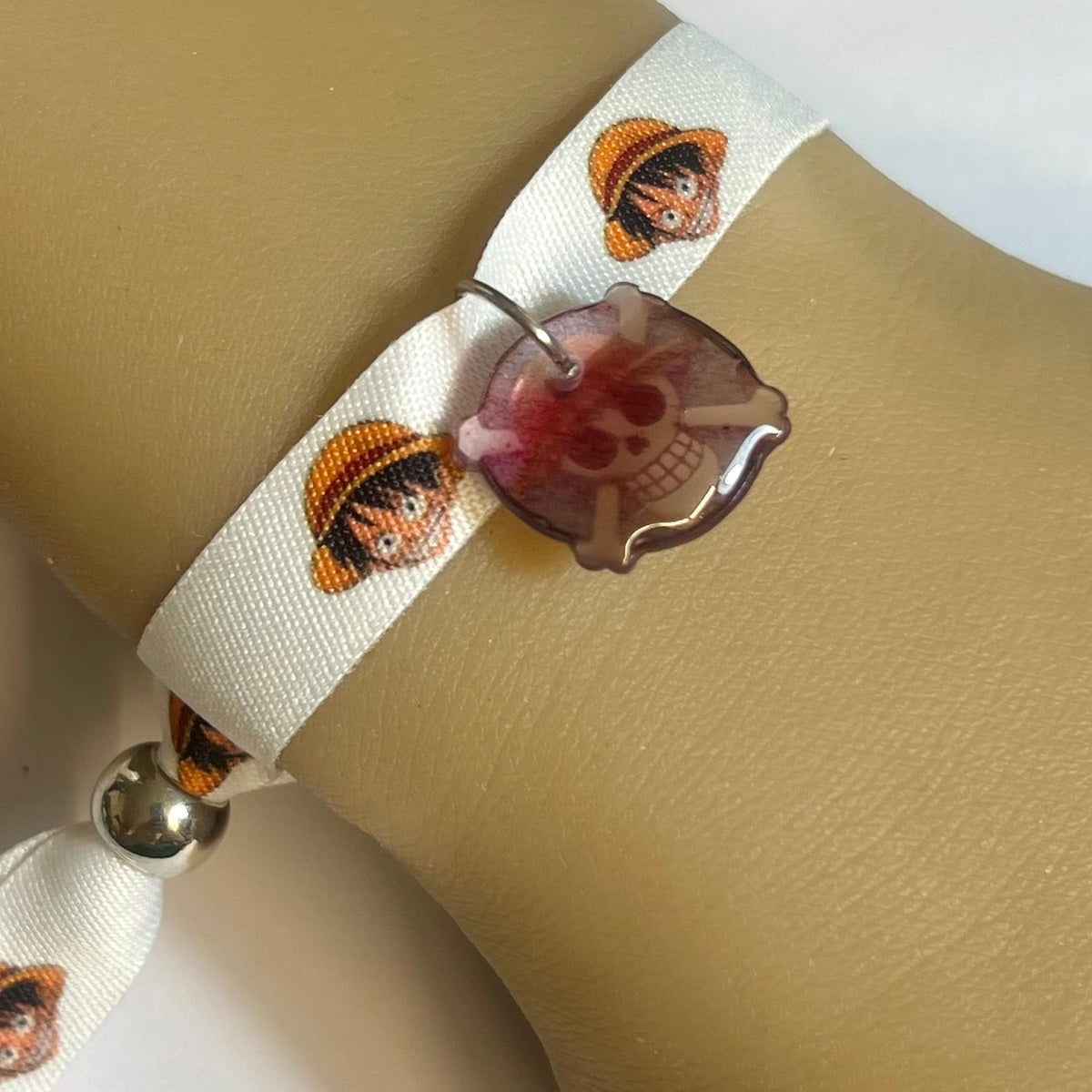 Bracelet en tissu blanc imprimé One Piece avec charm assorti et fermeture réglable – Kokoha