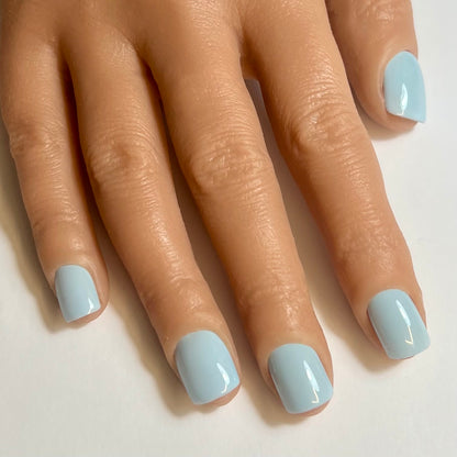 Press On Nails Kokoha modèle 008 carré court bleu ciel portés sur les ongles