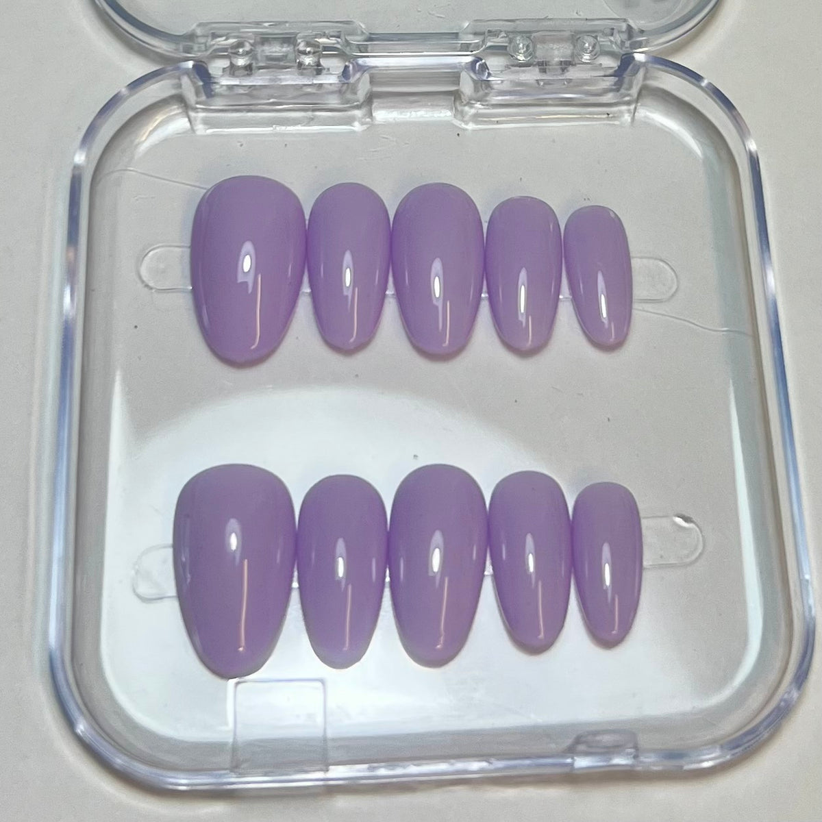 Press On Nails Kokoha modèle 007 oval lilas dans leur boîte