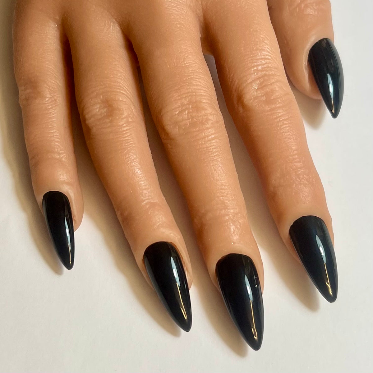 Press On Nails Kokoha modèle 002 noirs stiletto portés sur les ongles