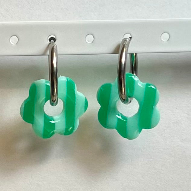 Pampilles Flora (20mm) – Paires de fleurs en pâte polymère (sans créoles)