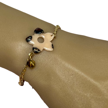 Bracelet Moana – Fleur léopard en pâte polymère, perle d'oeil de tigre et chaîne inoxydable ajustable