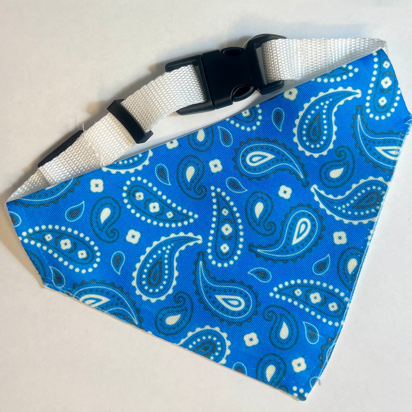 Bandana B004 pour Chien et Chat Réglable – Foulard Animal Coloré avec Anneau pour Médaille