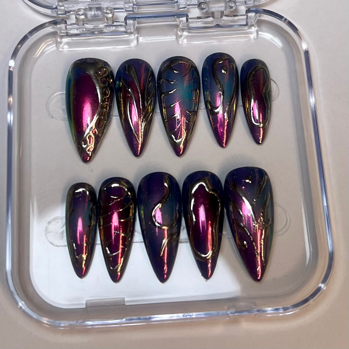 Press On Nails Kokoha modèle 015 stiletto court chrome violet et argent avec relief 3D dans leur boîte