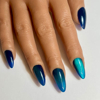 Press On Nails Kokoha modèle 012 amande cristal Cat Eye bleu portés sur les ongles