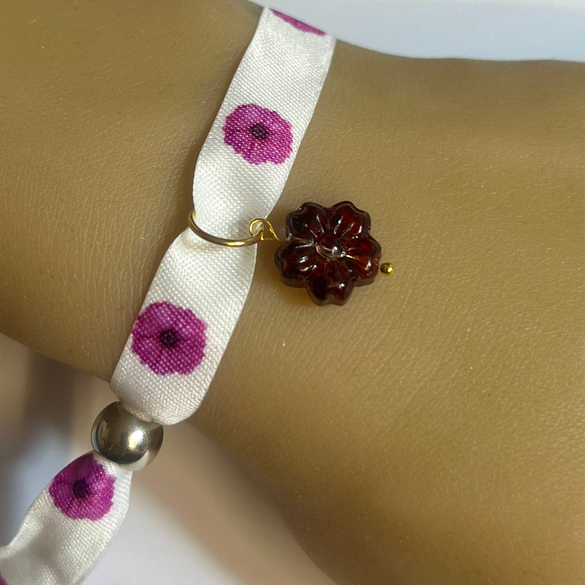Bracelet en tissu imprimé fleur avec charm fleur assorti et fermeture réglable – Kokoha