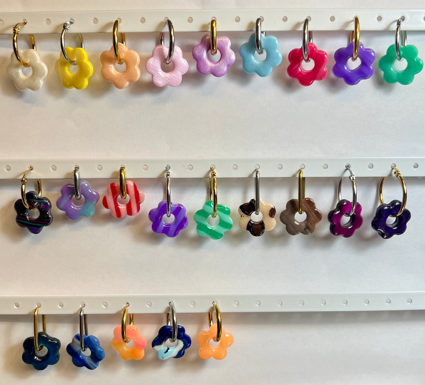 Pampilles Flora (20mm) – Paires de fleurs en pâte polymère (sans créoles)