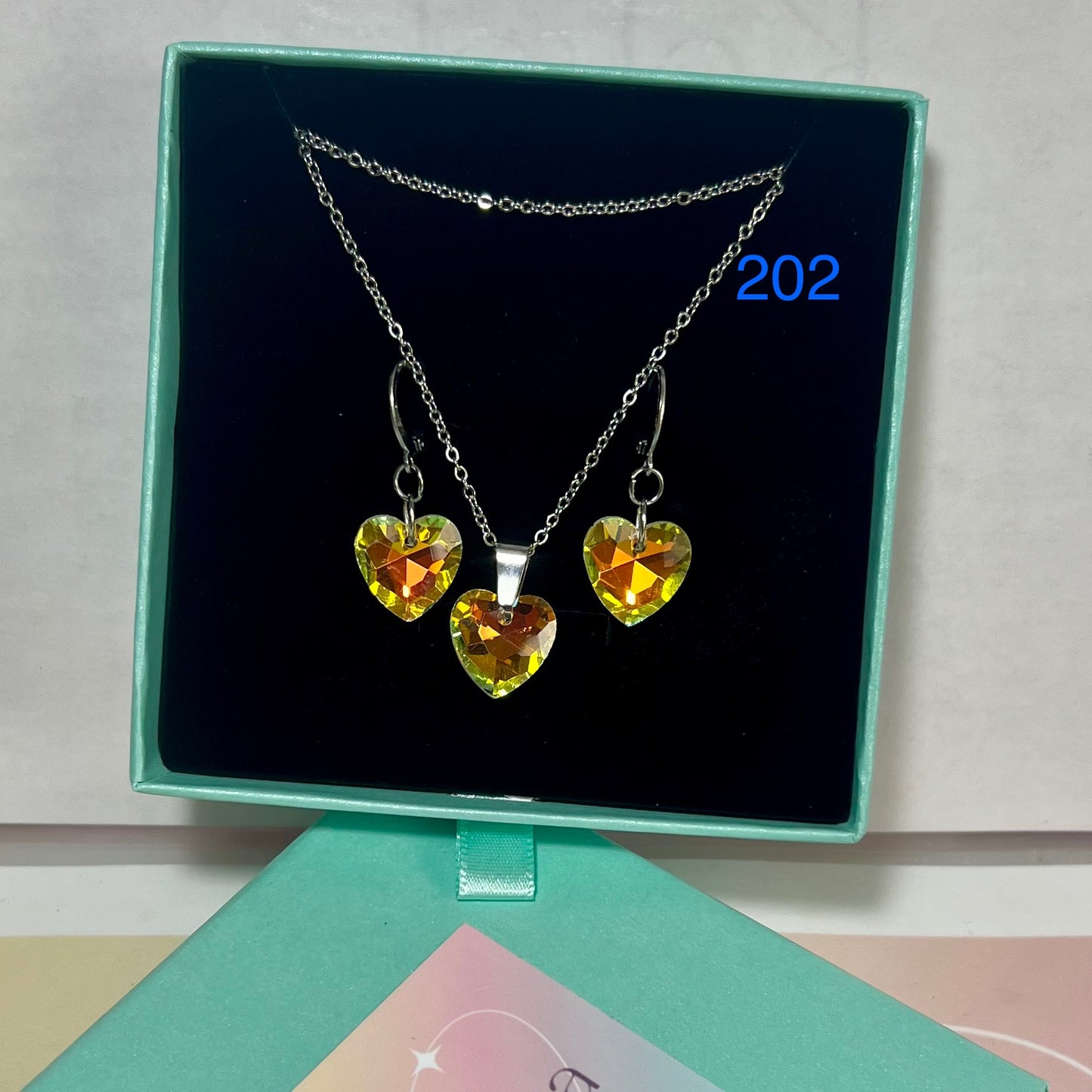 Parure Élégance Cœur Cristal – Collier & Boucles d’Oreilles en Acier Inoxydable (Boîte Cadeau Incluse)