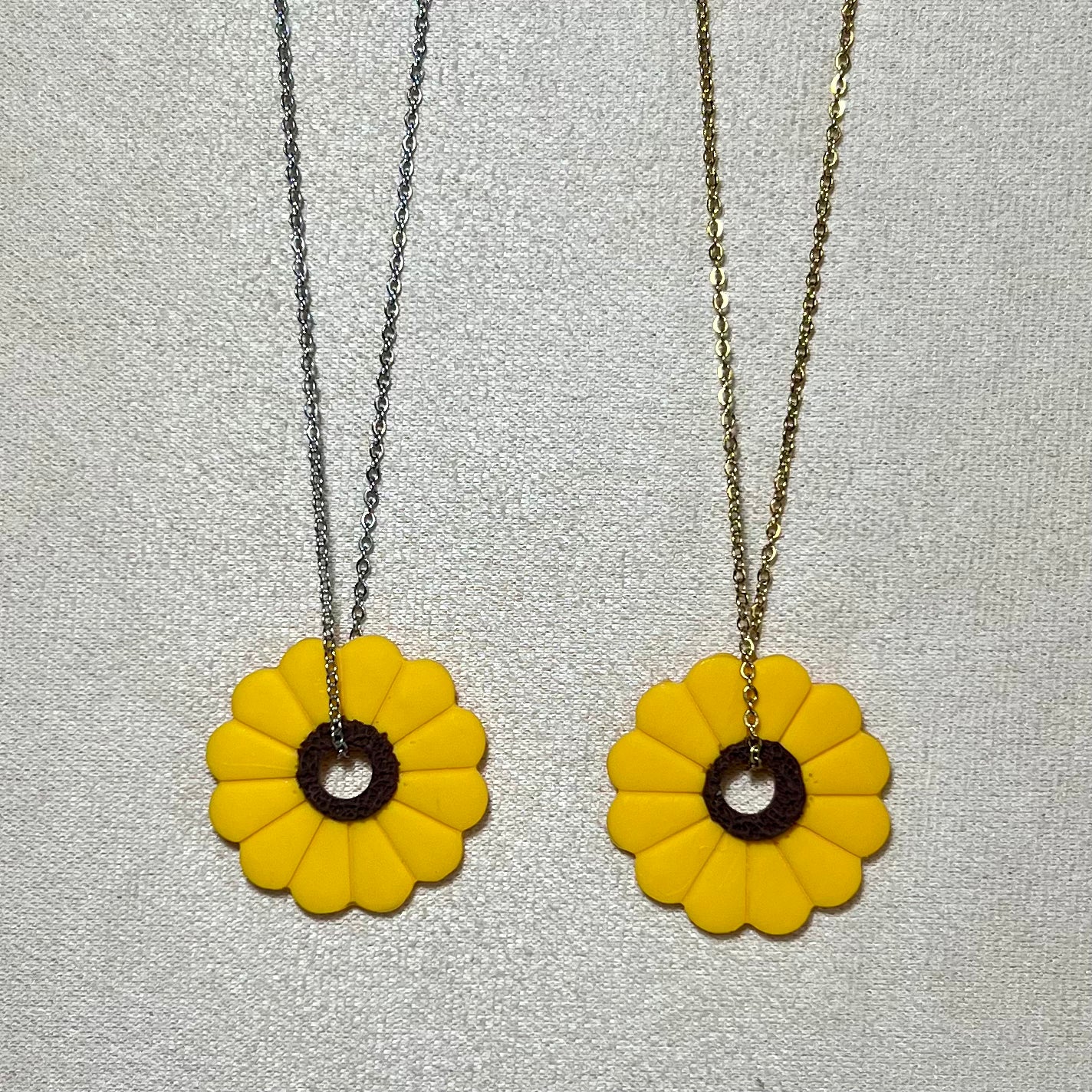 Collier Maxi GlowSun – Tournesol XXL en pâte polymère et chaîne acier inoxydable 50 cm