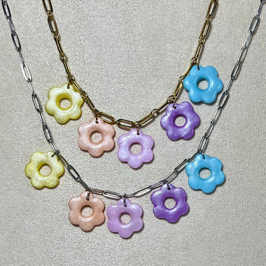 Collier Multi Flora nacré pastel – Fleurs en pâte polymère et chaîne inoxydable ajustable