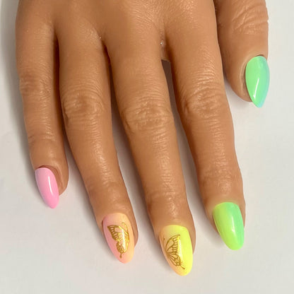 Press On Nails Kokoha modèle 011 portés sur les ongles avec dégradé pastel et papillons dorés