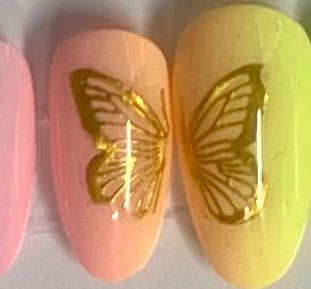 Gros plan des papillons dorés sur les Press On Nails Kokoha modèle 011