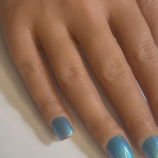Vidéo des Press On Nails Kokoha modèle 016 carré court bleu irisé à reflets portés