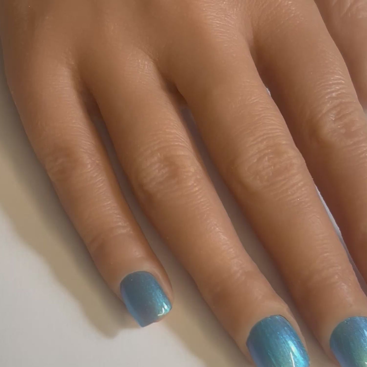 Vidéo des Press On Nails Kokoha modèle 016 carré court bleu irisé à reflets portés