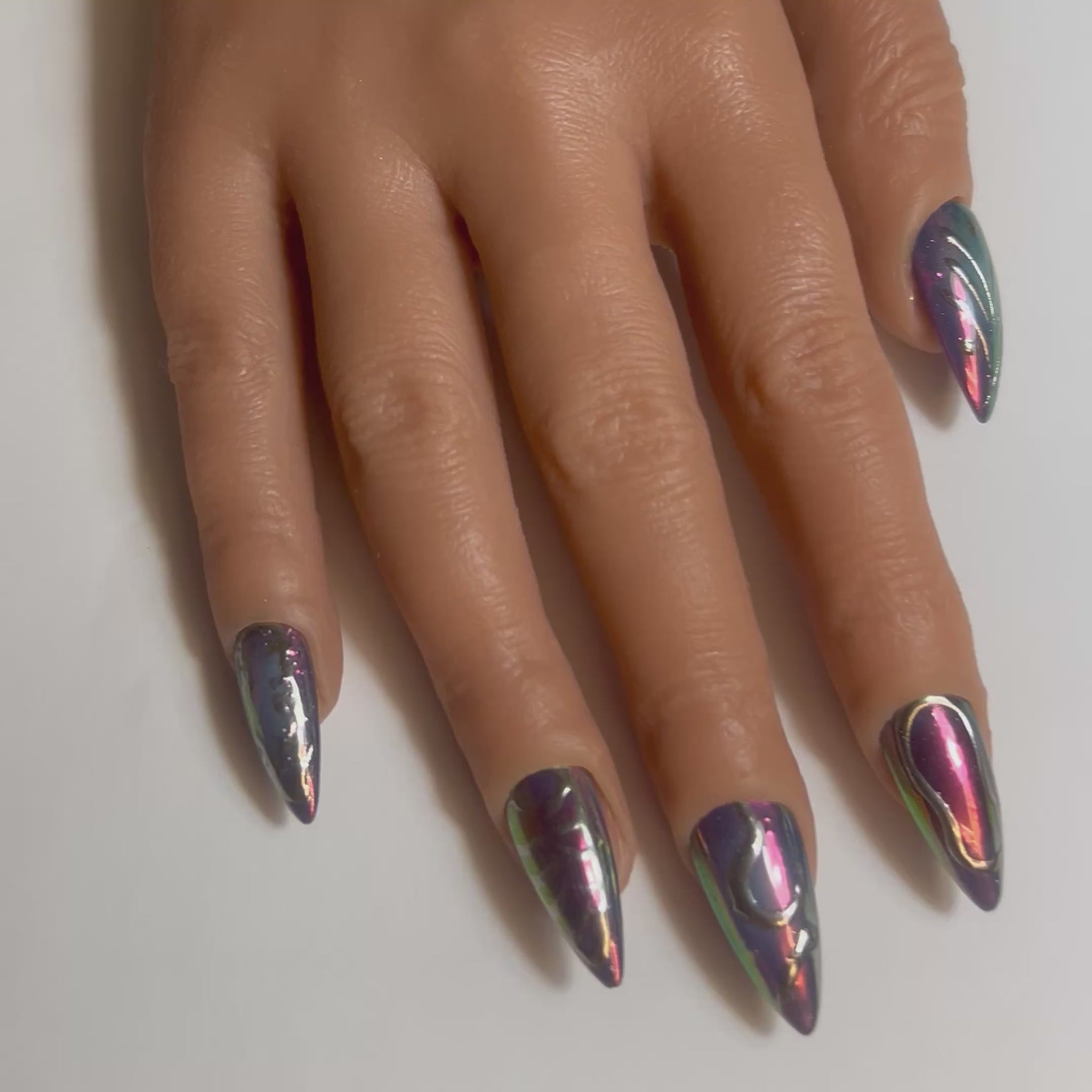 Vidéo des Press On Nails Kokoha modèle 015 stiletto court chrome violet et argent avec relief 3D portés