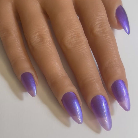 Vidéo des Press On Nails Kokoha modèle 018 amande violet et bleu à reflets portés