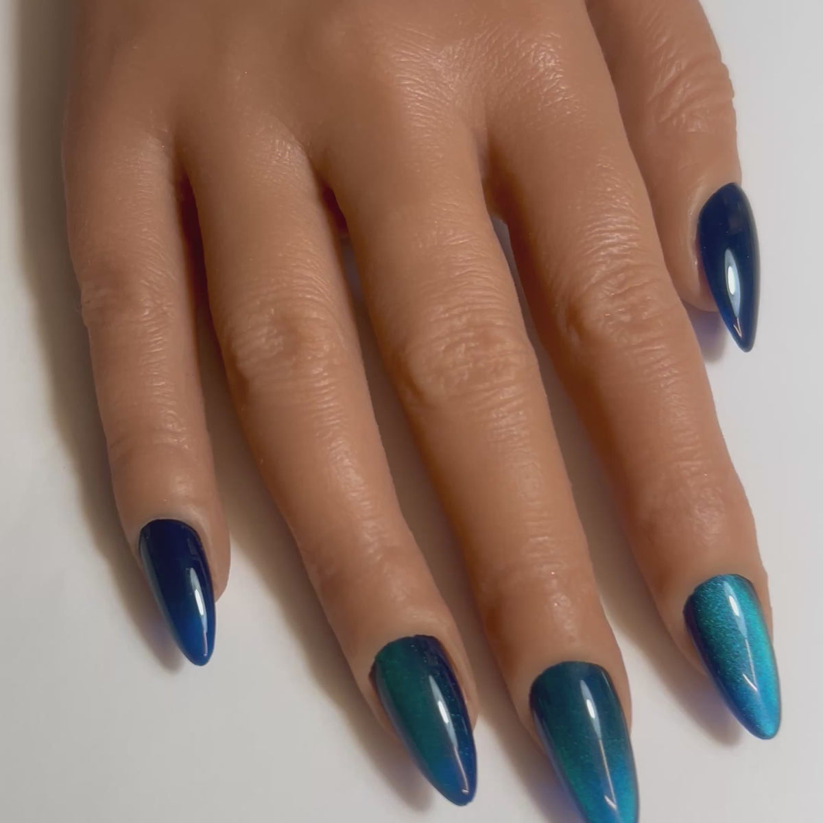 Vidéo des Press On Nails Kokoha modèle 012 amande cristal Cat Eye bleu portés