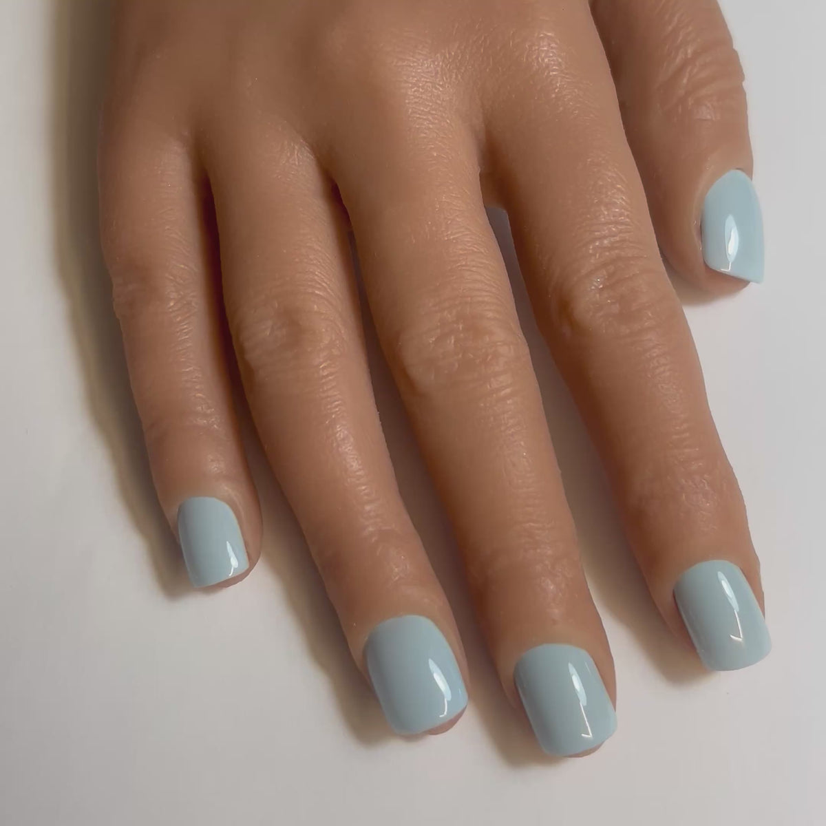 Vidéo des Press On Nails Kokoha modèle 008 carré court bleu ciel portés