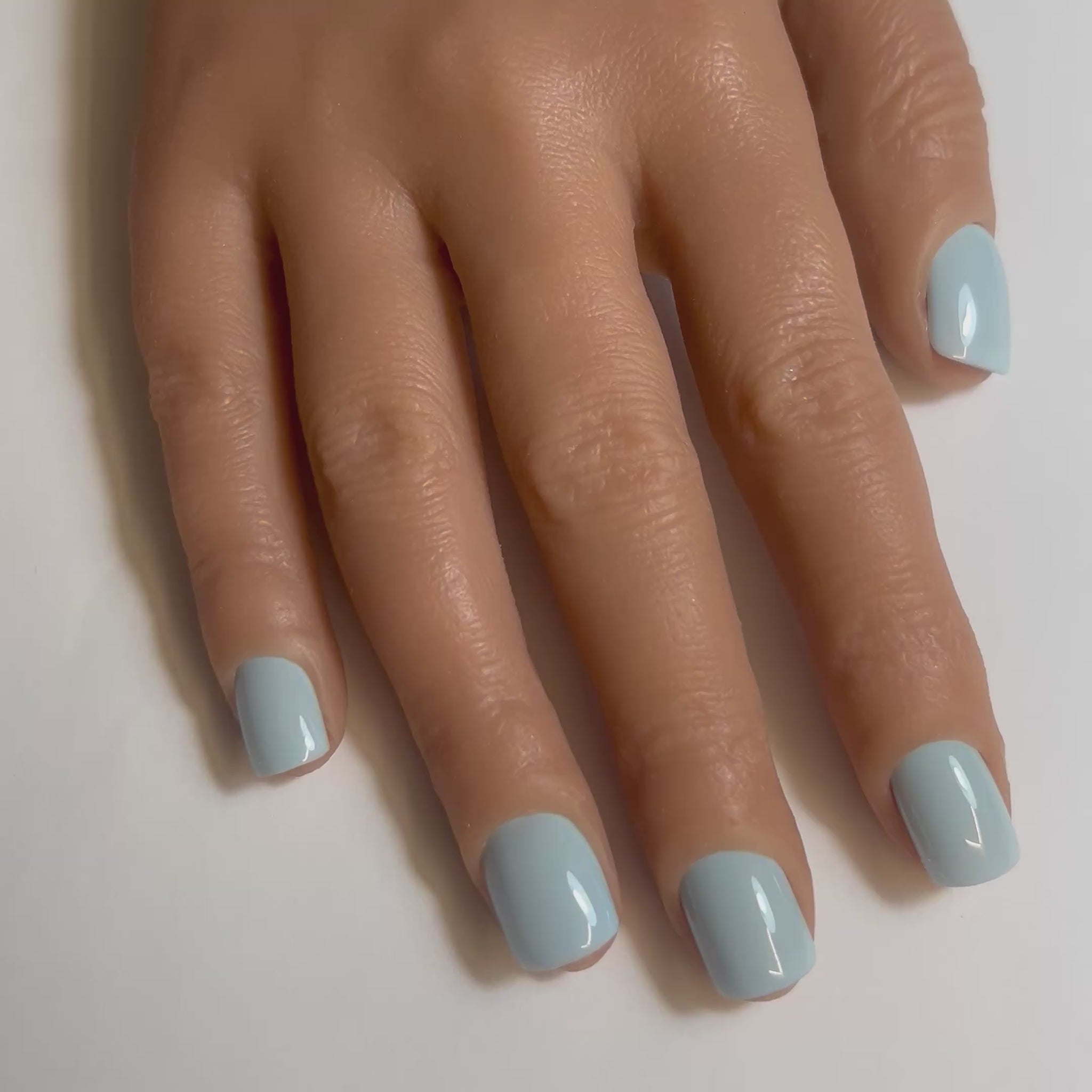 Vidéo des Press On Nails Kokoha modèle 008 carré court bleu ciel portés