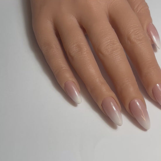 Vidéo des Press On Nails Kokoha modèle 019 amande baby boomer brillant portés 