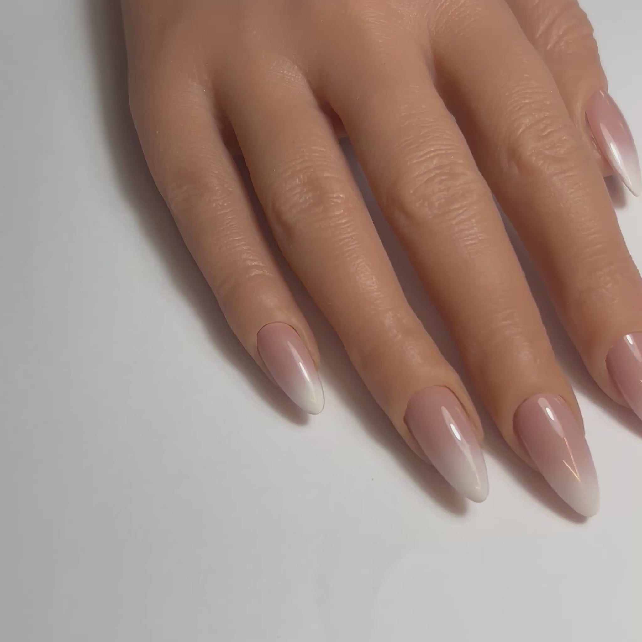 Vidéo des Press On Nails Kokoha modèle 019 amande baby boomer brillant portés 