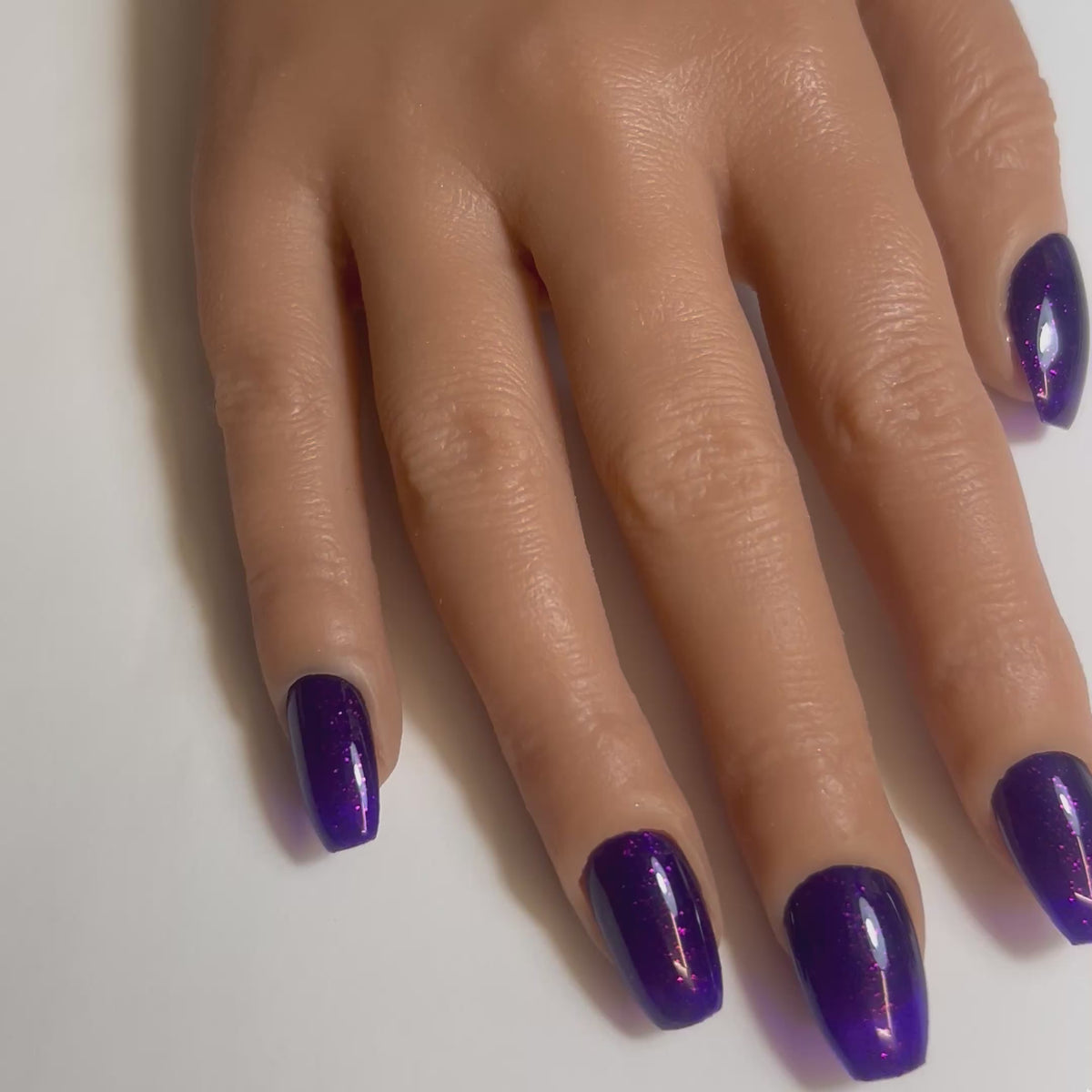 Vidéo des Press On Nails Kokoha modèle 014 oval violets pailletés portés