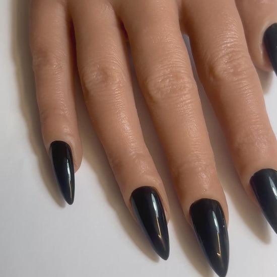 Vidéo des Press On Nails Kokoha modèle 002 noirs stiletto portés