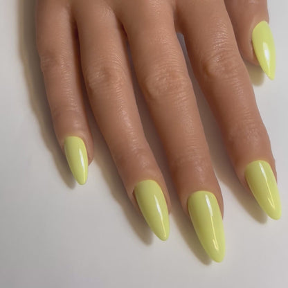 Vidéo des Press On Nails Kokoha modèle 004 amande jaune pastel portés