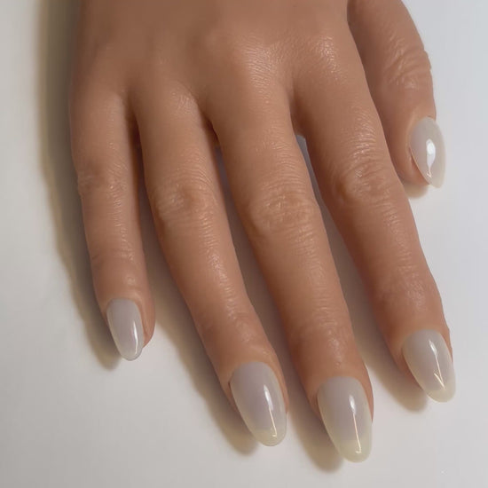 Vidéo des Press On Nails Kokoha modèle 003 oval blanc laiteux translucide portés