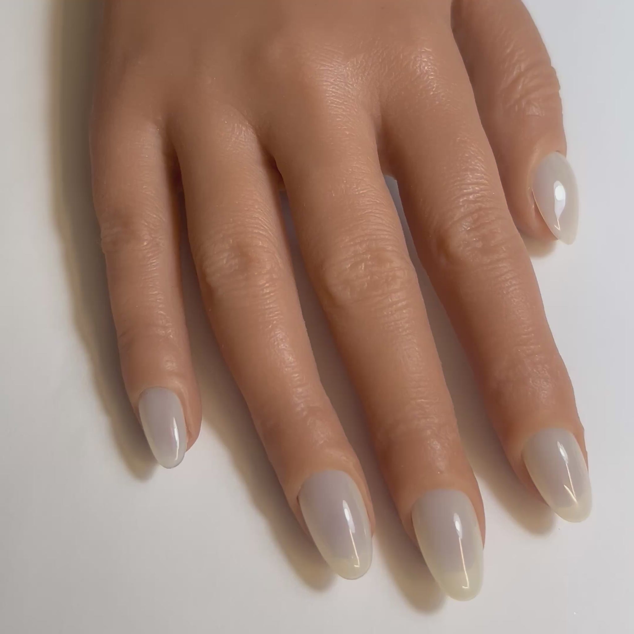 Vidéo des Press On Nails Kokoha modèle 003 oval blanc laiteux translucide portés
