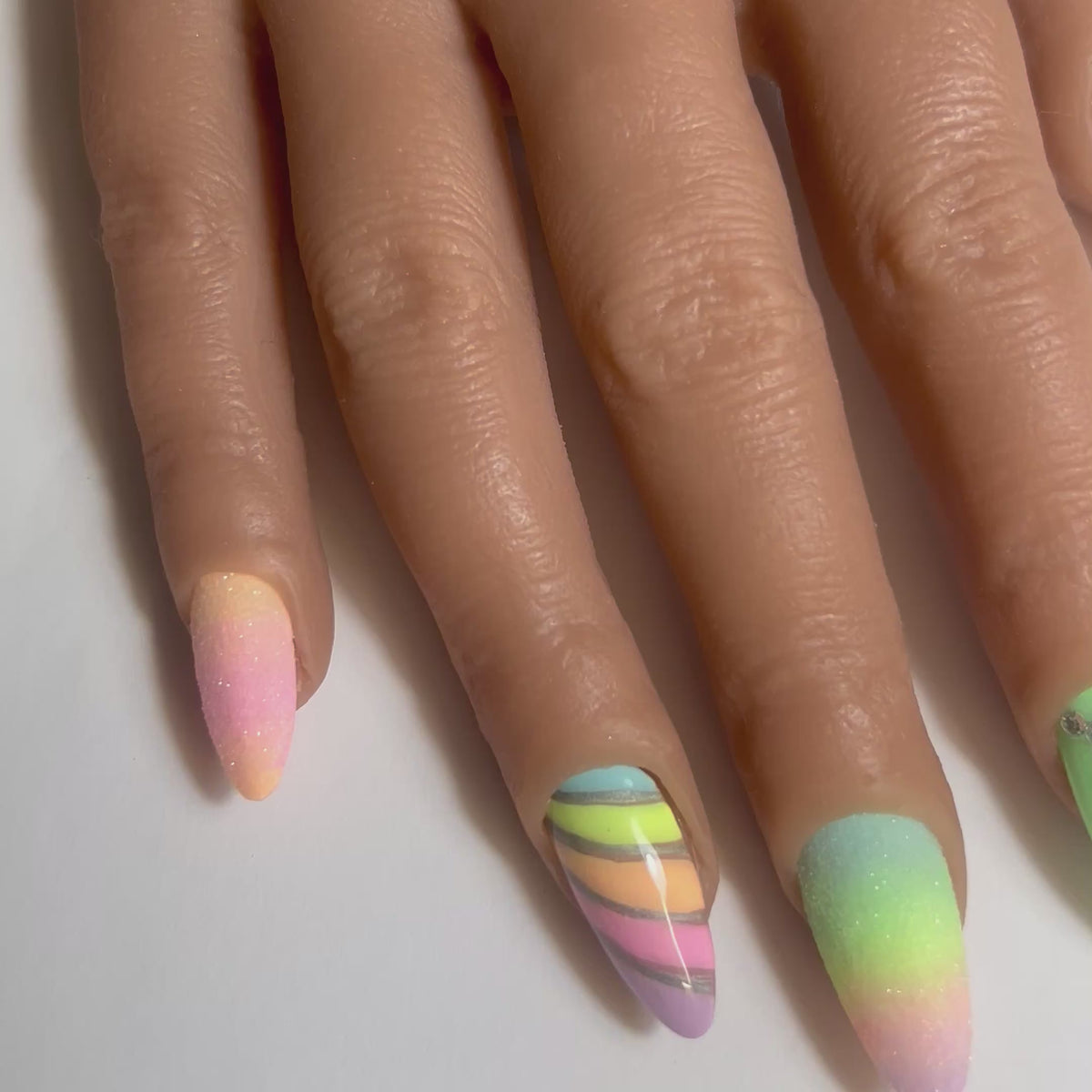 Vidéo des Press On Nails Kokoha modèle 013 amande dégradé pastel effet sucre et strass portés