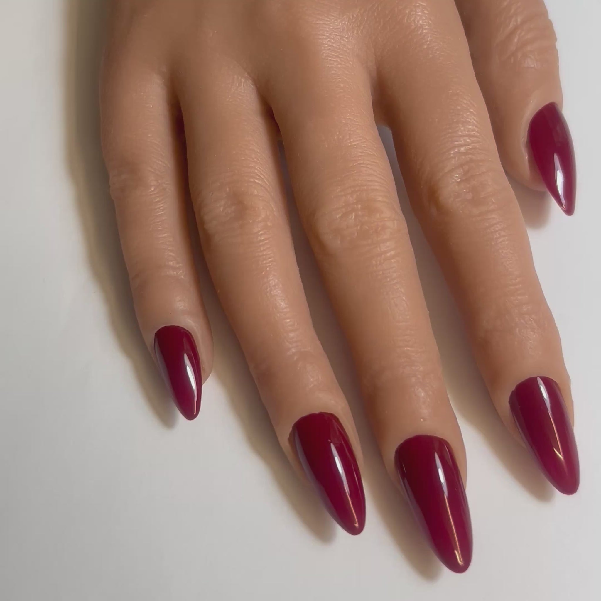 Vidéo des Press On Nails Kokoha modèle 001 amande rouge bordeaux portés