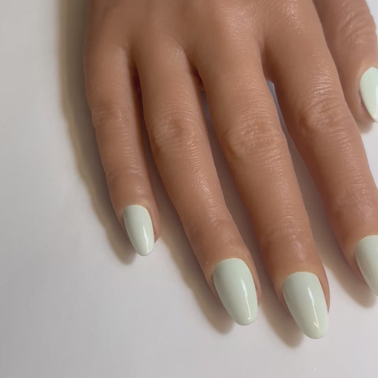Vidéo des Press On Nails Kokoha modèle 009 Oval vert pastel portés