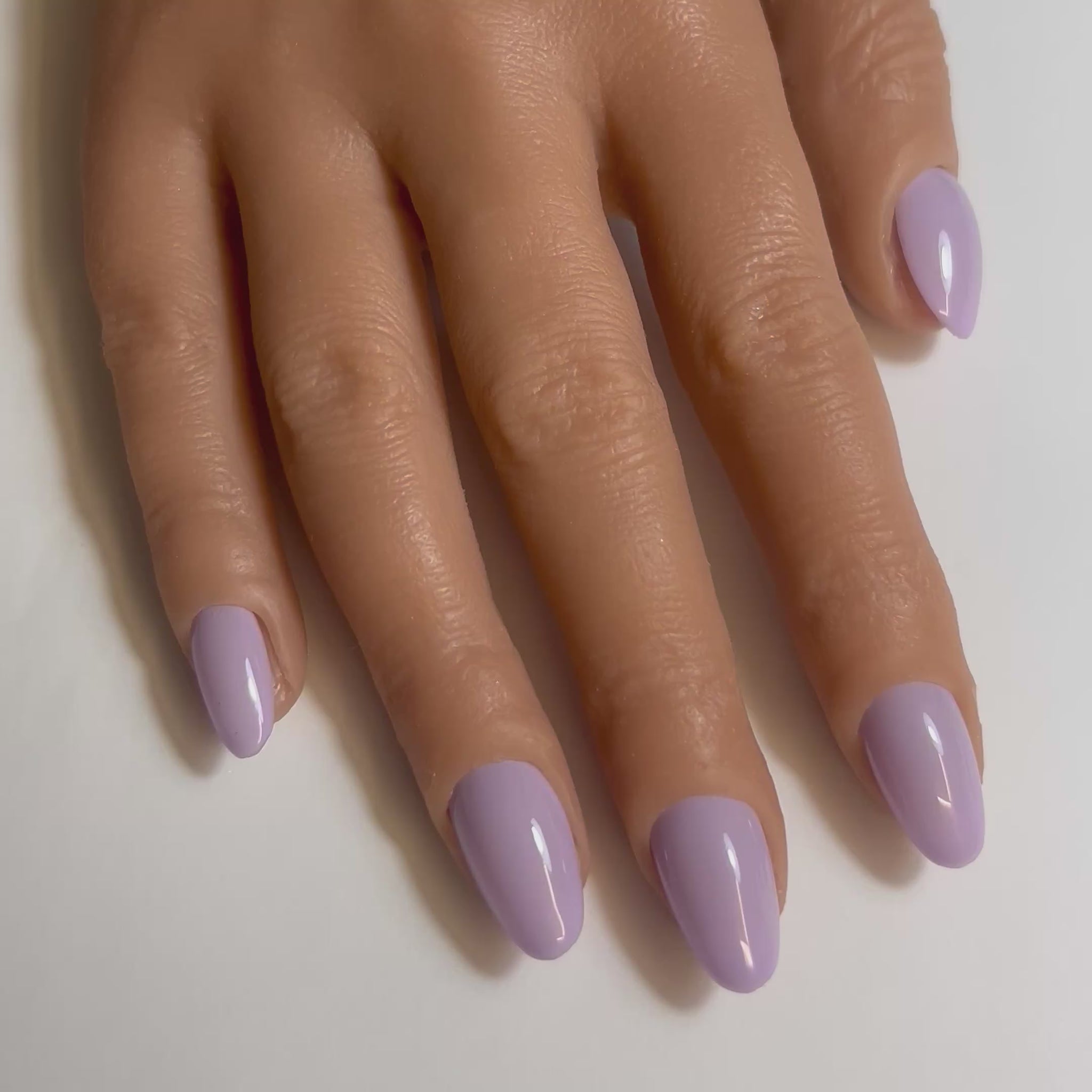 Vidéo des Press On Nails Kokoha modèle 007 oval lilas portés