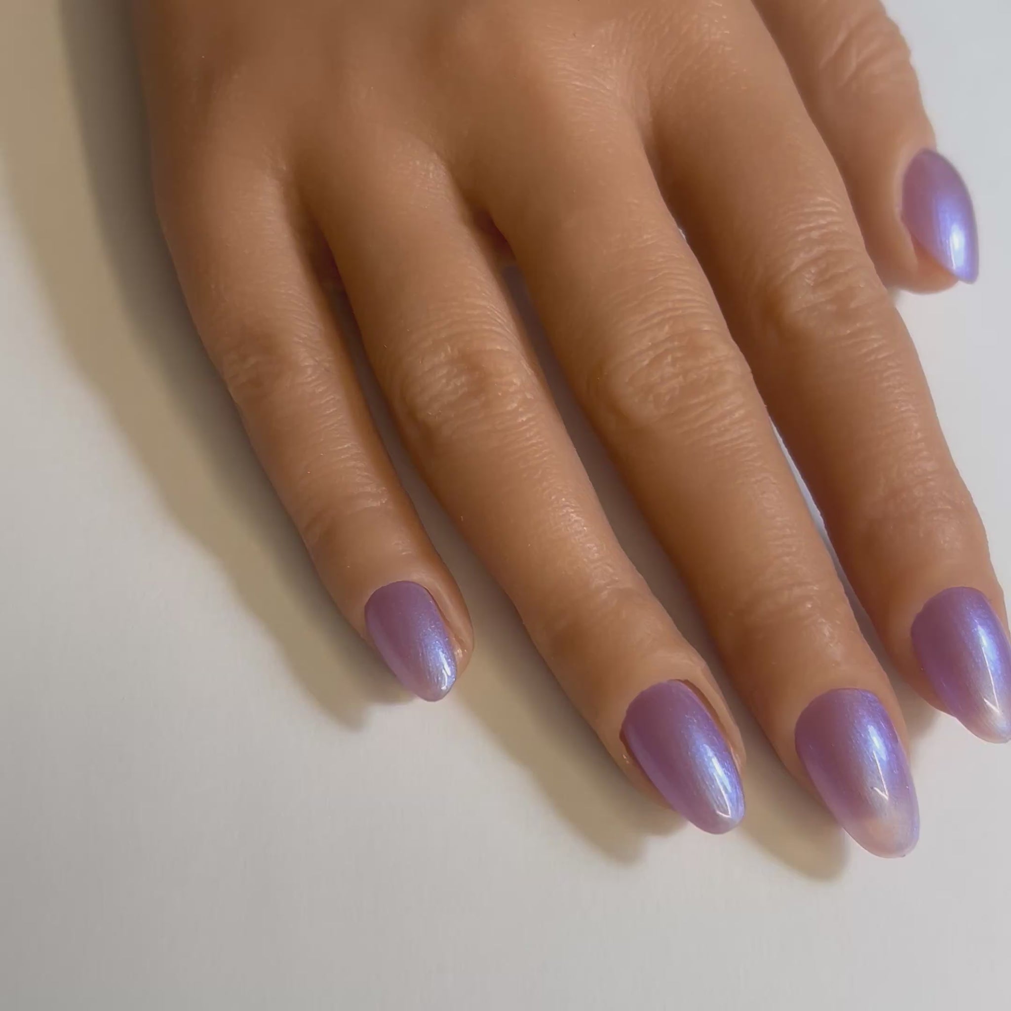 Vidéo des Press On Nails Kokoha modèle 017 Oval rose bleu lilas irisés portés