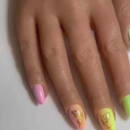Vidéo Press On Nails Kokoha modèle 011 portés sur les ongles