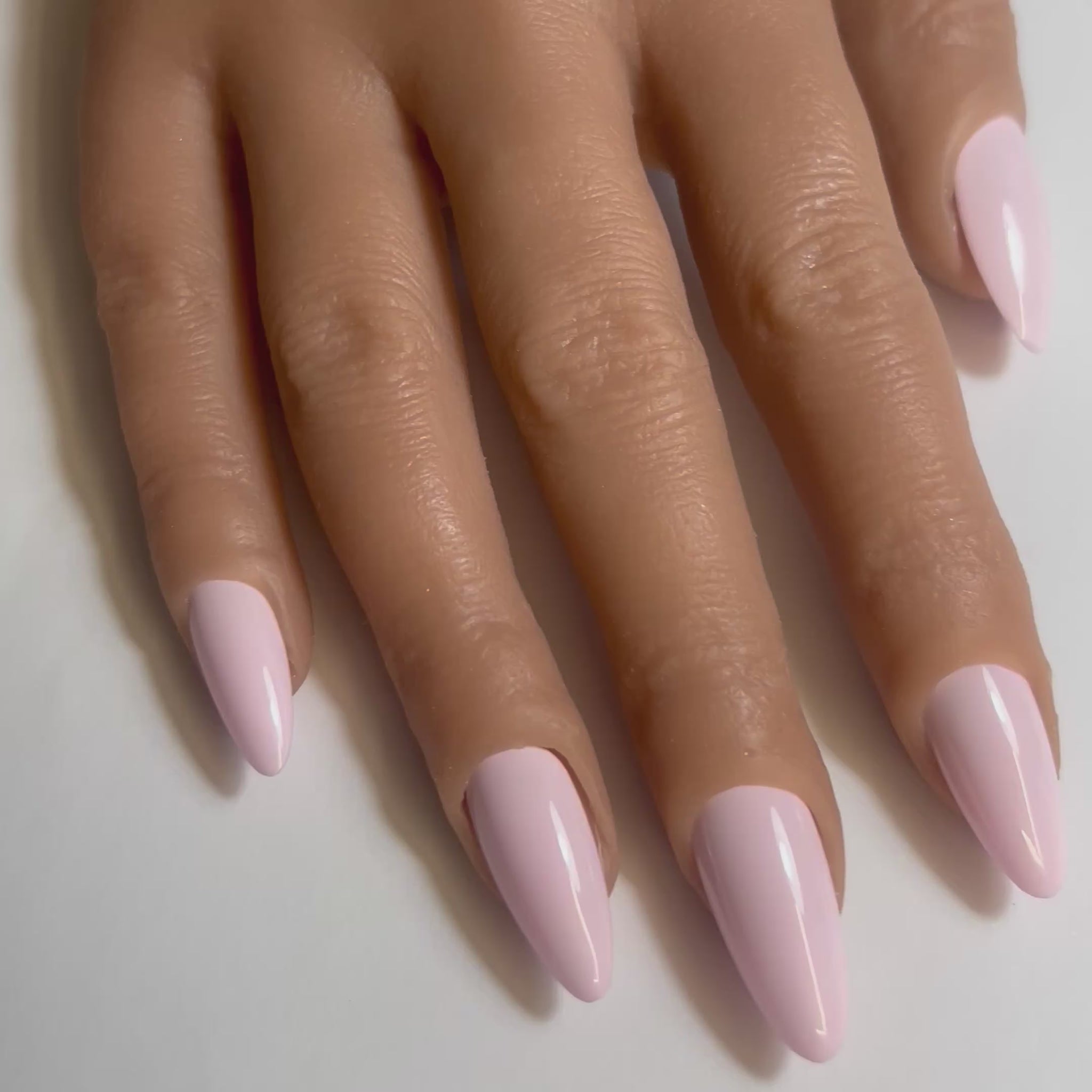 Vidéo des Press On Nails Kokoha modèle 006 amande rose pastel portés