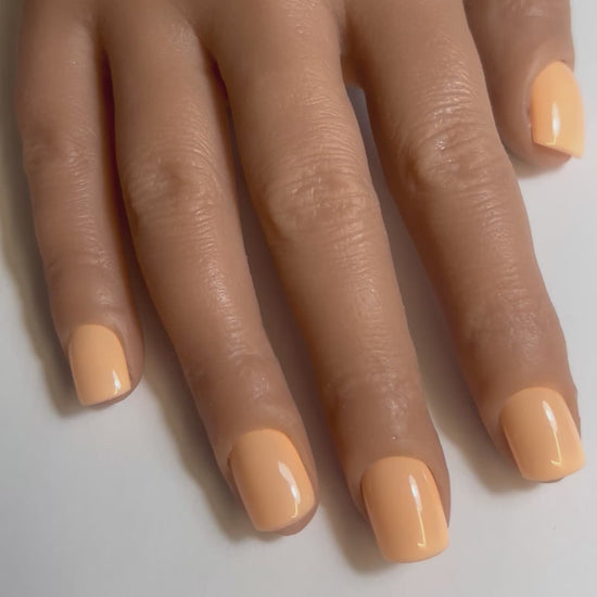 Vidéo des Press On Nails Kokoha modèle 005 carré court orange corail pastel portés